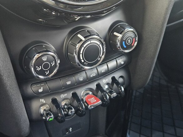 2019 Mini Hatch Cooper III (F55/F56) Рестайлинг, зелёный, 2050000 рублей - вид 17