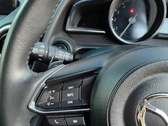 2020 Mazda 2 III (DJ) Рестайлинг, красный, 1400000 рублей - вид 9