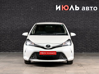 2016 Toyota Vitz III (XP130) Рестайлинг, белый, 950000 рублей, вид 2