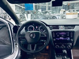 2017 Skoda Octavia III (A7) Рестайлинг, белый, 2400000 рублей, вид 5