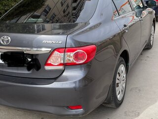 2013 Toyota Corolla X (E140, E150) Рестайлинг, серый, 900000 рублей, вид 3