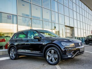 2017 Volkswagen Tiguan II, чёрный, 2548000 рублей, вид 1