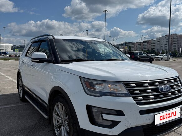 2017 Ford Explorer V Рестайлинг, белый, 2490000 рублей - вид 2