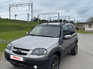 2017 Chevrolet Niva I Рестайлинг, серебристый, 585000 рублей, вид 1