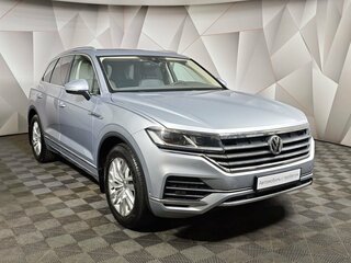 2018 Volkswagen Touareg III, серебристый, 4850000 рублей, вид 3