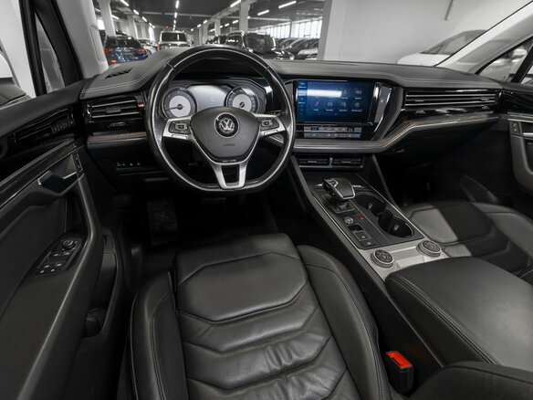 2018 Volkswagen Touareg III, белый - вид 6