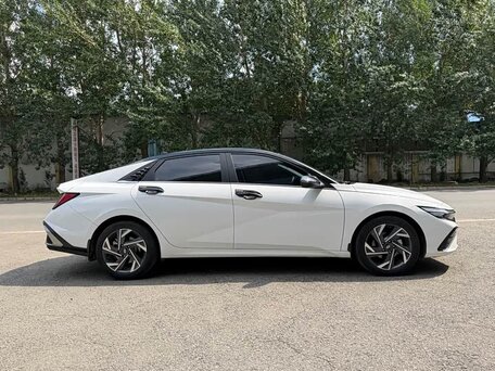 2023 Hyundai Elantra VII (CN7) Рестайлинг, белый, 1333000 рублей, вид 4