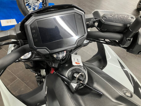 2022 Kawasaki Z 650, белый, 399333 рублей, вид 4