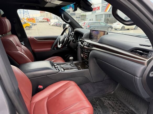 2017 Lexus LX 570 III Рестайлинг 2, серый, 5380000 рублей - вид 5