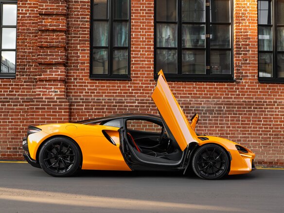 2023 McLaren Artura, оранжевый, 26000000 рублей - вид 5