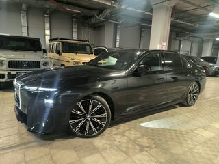 2026 BMW 7 серии 740 xDrive VII (G70) Рестайлинг, чёрный, 27890000 рублей, вид 4
