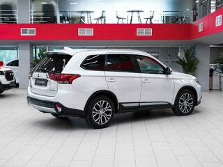 2017 Mitsubishi Outlander III Рестайлинг 2, белый, 1550000 рублей, вид 2
