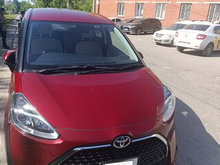 2021 Toyota Sienta II Рестайлинг, красный, 1687000 рублей, вид 1