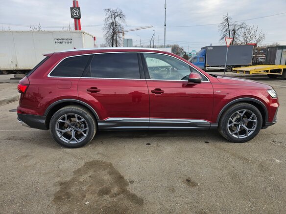 2020 Audi Q7 45 TDI II (4M) Рестайлинг, красный, 4950000 рублей - вид 4