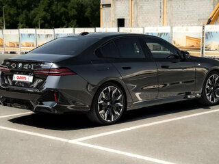 2026 BMW 5 серии 530i xDrive VIII (G60/G61/G68), чёрный, 7250000 рублей, вид 3
