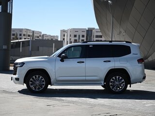 2021 Toyota Land Cruiser 300 Series, белый, 10100000 рублей, вид 3