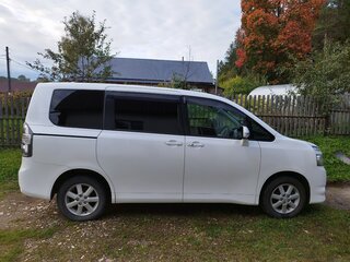 2007 Toyota Voxy II (R70), белый, 1520000 рублей, вид 4