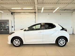 2021 Toyota Yaris IV, белый, 1279000 рублей, вид 3