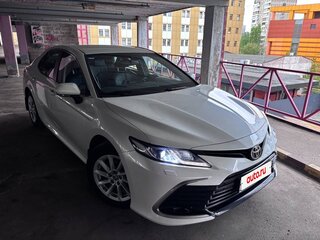 2021 Toyota Camry VIII (XV70) Рестайлинг, белый, 3050000 рублей, вид 1
