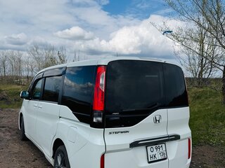 2017 Honda Stepwgn V, белый, 1850000 рублей, вид 4