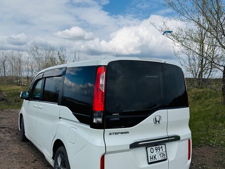 2017 Honda Stepwgn V, белый, 1850000 рублей, вид 4