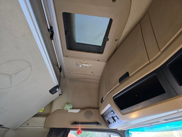 2017 Mercedes-Benz Actros, белый, 5000000 рублей - вид 3
