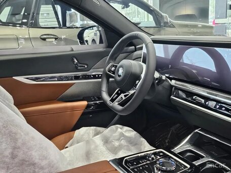 2026 BMW 7 серии 740 xDrive VII (G70) Рестайлинг, чёрный, 17000000 рублей, вид 4
