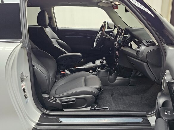 2022 Mini Hatch Cooper III (F55/F56) Рестайлинг 2, белый, 2083000 рублей - вид 5