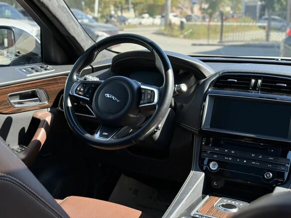 2017 Jaguar F-Pace I, белый, 3599000 рублей - вид 13