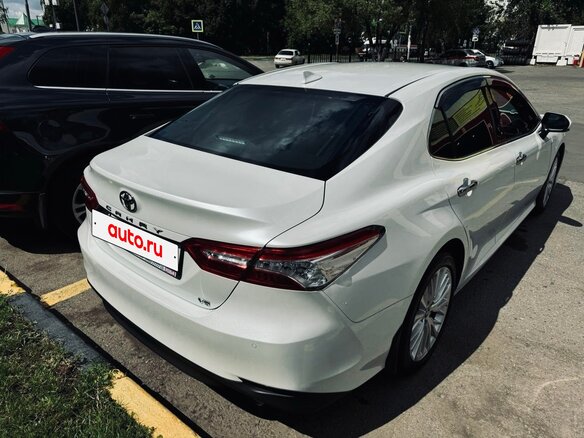 2019 Toyota Camry VIII (XV70), белый, 3100000 рублей - вид 3