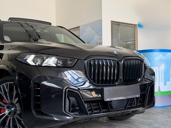2024 BMW X5 40i IV (G05/G18) Рестайлинг, чёрный - вид 2