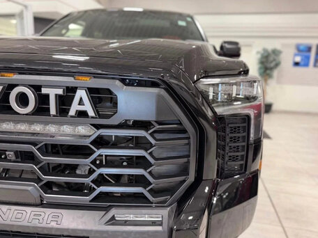 2026 Toyota Tundra Crew Max CrewMax III, чёрный, 11390000 рублей, вид 3