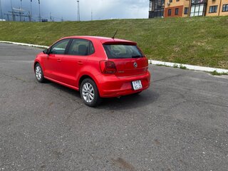 2017 Volkswagen Polo V Рестайлинг, красный, 1070000 рублей, вид 4