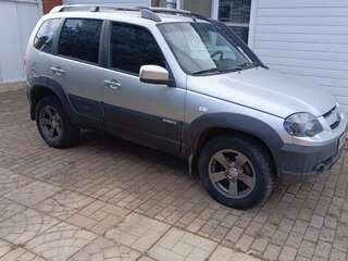 2017 Chevrolet Niva I Рестайлинг, серебристый, 815000 рублей, вид 1