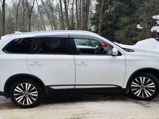 2020 Mitsubishi Outlander III Рестайлинг 3, белый, 2500000 рублей, вид 4