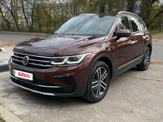 2021 Volkswagen Tiguan II Рестайлинг, коричневый, 3850000 рублей, вид 1