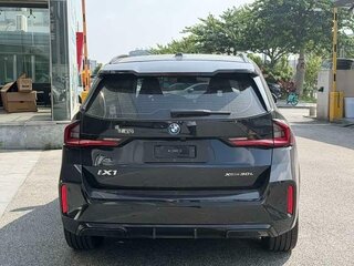 2025 BMW iX1 xDrive 30, чёрный, 4544033 рублей, вид 4