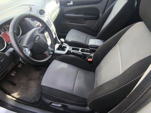 2010 Ford Focus II Рестайлинг, серебристый, 430000 рублей - вид 4