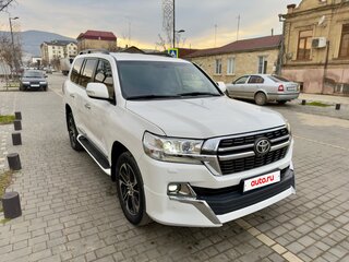 2016 Toyota Land Cruiser 200 Series Рестайлинг 2, белый, 5800000 рублей, вид 3