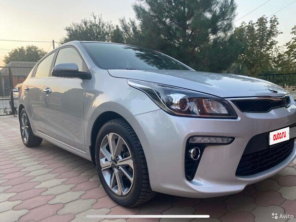 2020 Kia Rio IV, серебристый, 1700000 рублей
