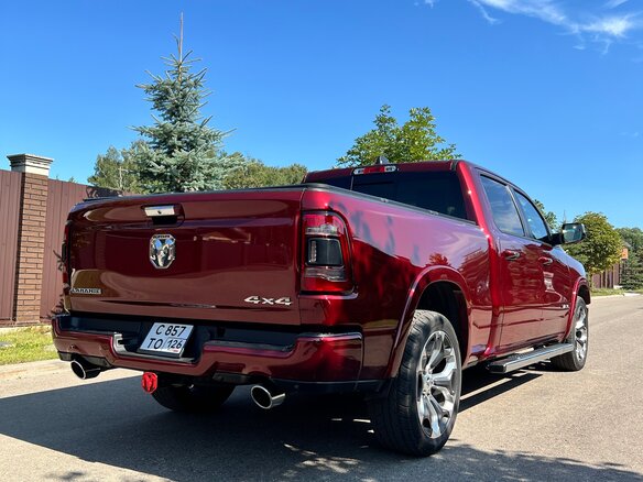 2019 Ram 1500 Quad Cab V, красный, 5900000 рублей - вид 3