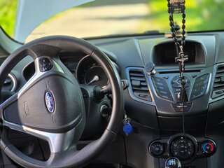 2015 Ford Fiesta Mk6 Рестайлинг, белый, 830000 рублей, вид 5