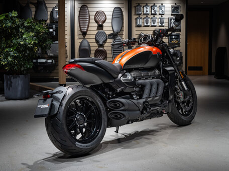 2026 Triumph Rocket 3, оранжевый, 3890000 рублей, вид 3