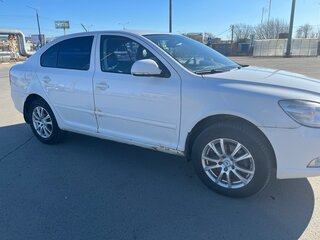 2011 Skoda Octavia II (A5) Рестайлинг, белый, 560000 рублей, вид 4