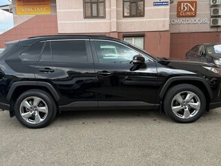 2021 Toyota RAV4 V (XA50), чёрный, 4005000 рублей, вид 3