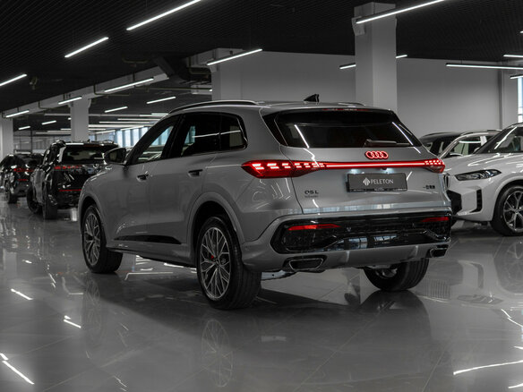 2025 Audi Q5 L III (GU), серый, 6200000 рублей - вид 3