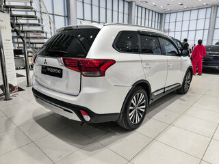 2020 Mitsubishi Outlander III Рестайлинг 3, белый, 1850000 рублей, вид 5