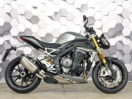2021 Triumph Speed Triple, серый, 1427000 рублей, вид 3
