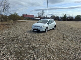 2010 Toyota Auris I Рестайлинг, белый, 650000 рублей, вид 2