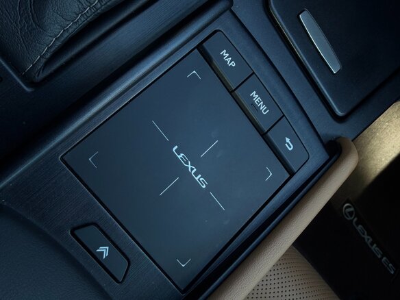 2021 Lexus ES 300h VII Рестайлинг, серый, 4150000 рублей - вид 27